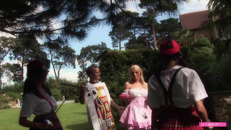 Onlyvids: Orgy cosplay knullar med blond tik och brunett tvillingar