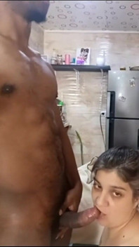 Pieprzę faceta w kuchni, a jego wielki penis mnie penetruje