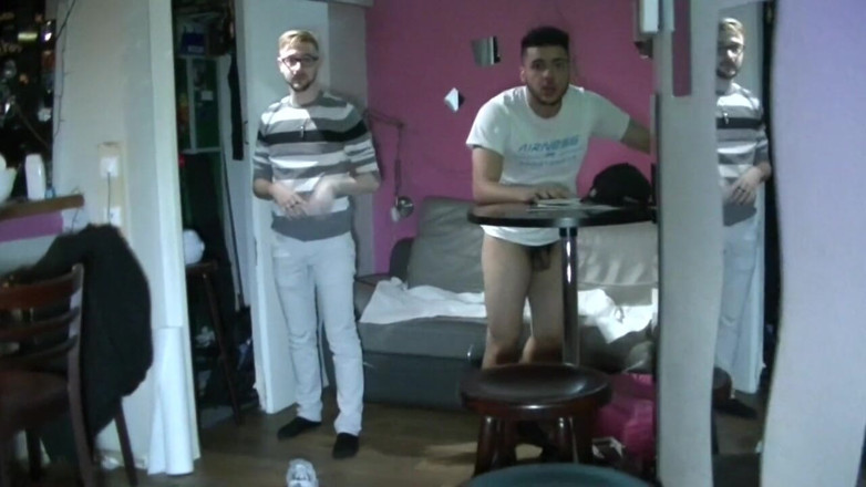 MEN BIG COCKS FUCKERS: Francesa puta gêmea fodida em pêlo por papai mestre sob...