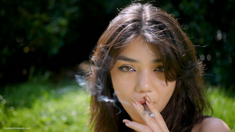 Russian Smokers: Arina açık havada bir siyah sigara içiyor