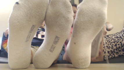 Abby Anna: Doubles chaussettes puantes et chatte nue