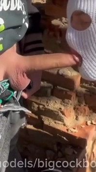 Oso gay martilla el culo de un chico joven en una fábrica