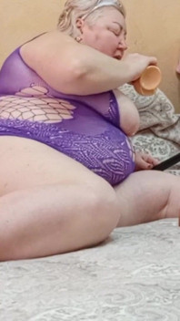 Une petite amie pétrit sa grosse chatte poilue avec des jouets
