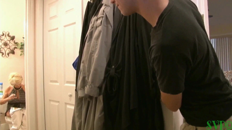 Nasty grannies: Une GILF à gros nichons a une bite de beau-fils