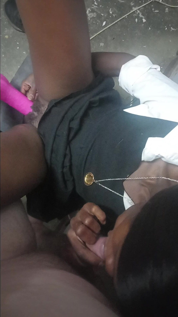 hothouse18xxx: 继父在18岁学生妹的阴户里推大粉色振动器让她射精，然后操她的后入式