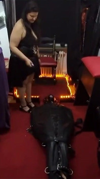 Zralá Dominatrix facesits svázaný otrok s kapající kundičkou Šok