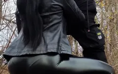 Deri kıyafetli at kuyruklu kız ormanda yarak emiyor ve yüzüne döl alıyor - dikey video