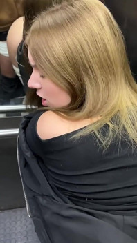Preso em um elevador com uma beleza