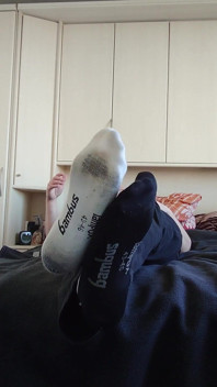 Fetish kakiku pakai kaus kaki sneaker