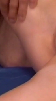 Joven zorra sexy follada en la boca y la cara por dos pollas duras y se rompe el coño