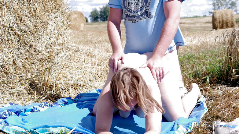 MILF Oxana: Šukání zezadu před řidičem traktoru