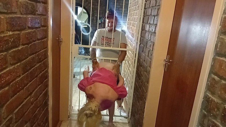 18blondteen: Incluso si estoy a tierra mi padrastro no puede evitar...