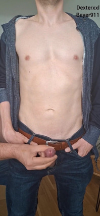 Sexy hubená mladá je dojena z táty