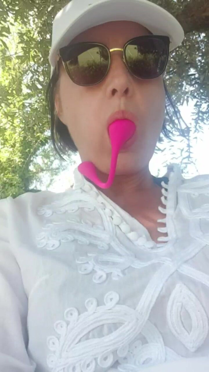 JulieEroticDress: リスキー・プレイスのスクワート