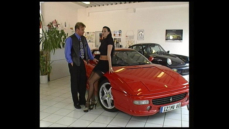 German Porn: Si rambut coklat panas menunggang zakar di kedai kereta dengan...