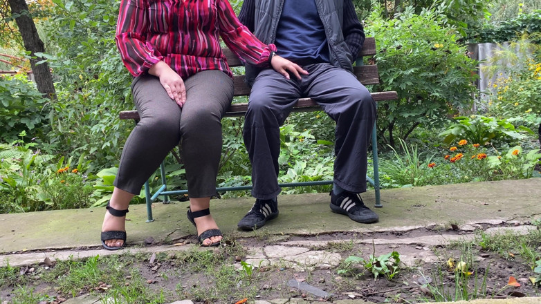 OurFetishLife: MILF suka fetish kencing tepi jalan