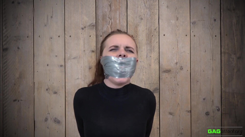 Gag Attack: Roxy - bande pvc bâillonnée