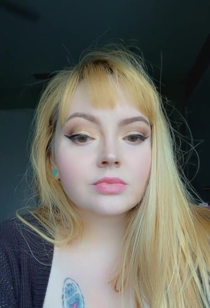 Hunnybrat: Baculatá Učitelka S Obrovským Výstřihem Prsou