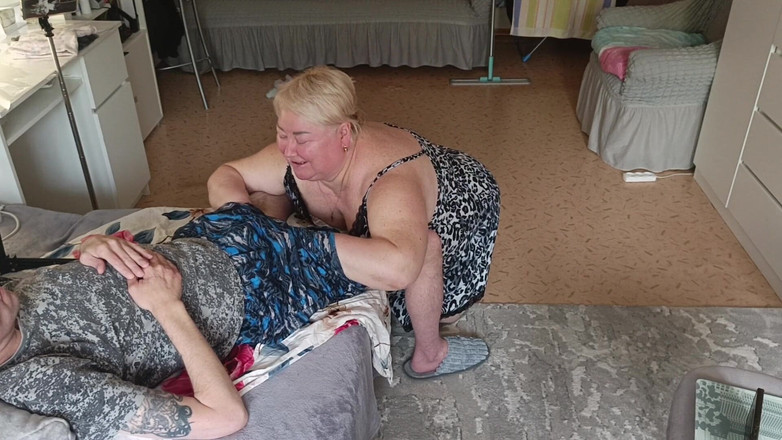 Zona901: Сусід ніжно смокче член, поки я не кінчу