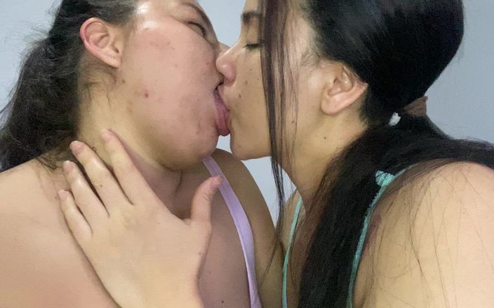 Zoe &amp; Melissa: Profondi baci lesbici con la lingua