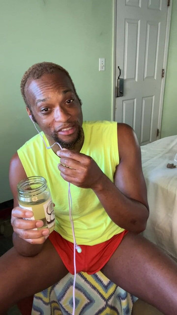 Kennie Jai: Kennie Jai se svléká a ukazuje pro fanoušky na kameře