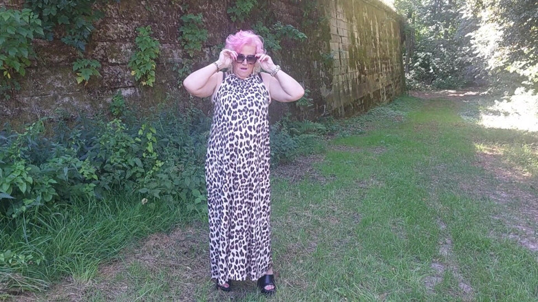 PureVicky66: Mature Slut Fingers Pussy Outdoors Till Squirting Explosion