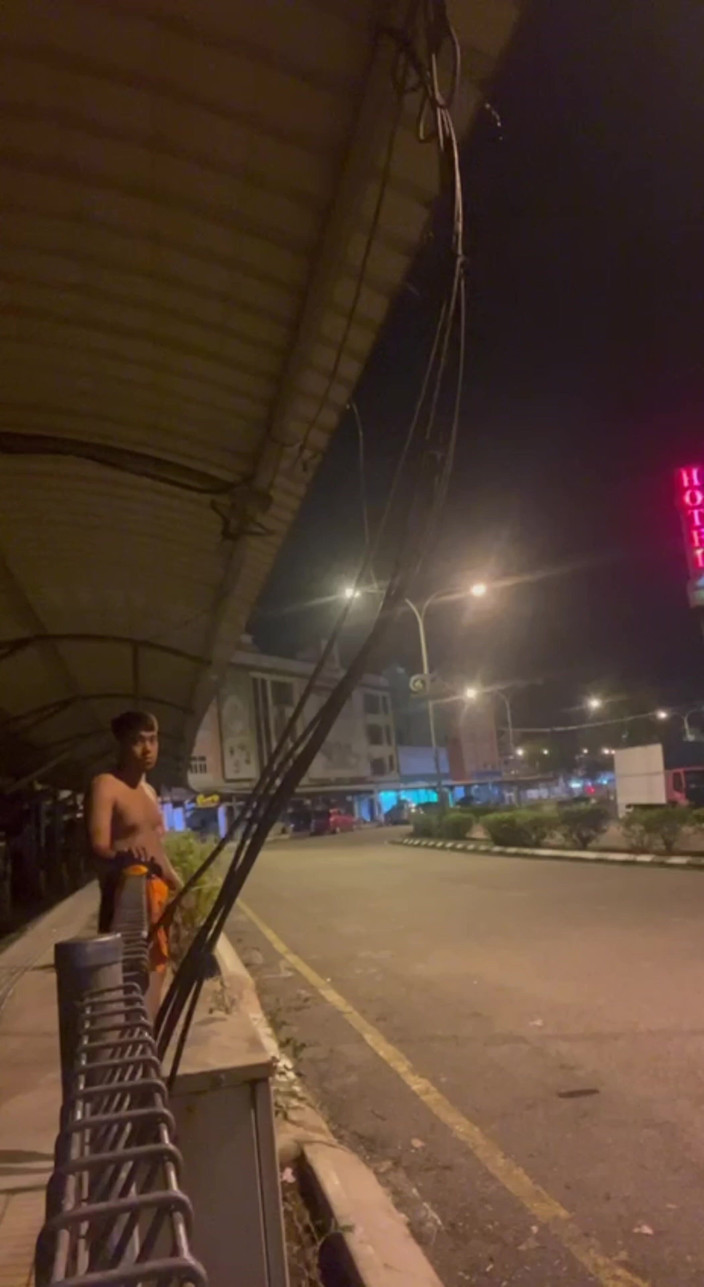 Nenasexhibb: 'S Nachts naakt gaan bij de openbare bushalte