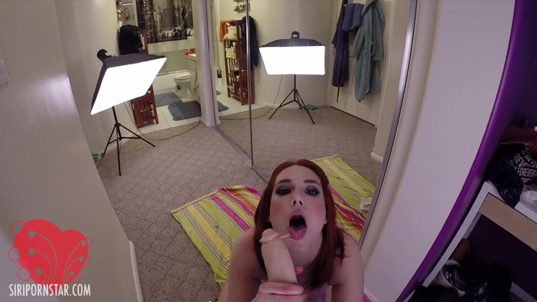 Siri Pornstar: Busty Gwiazda Porno Siri bawi się dildem!