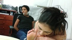 Selfgags Latina Bondage: Čistím super páchnoucí nohy mé nevlastní sestry! (epizoda 1 z 2)