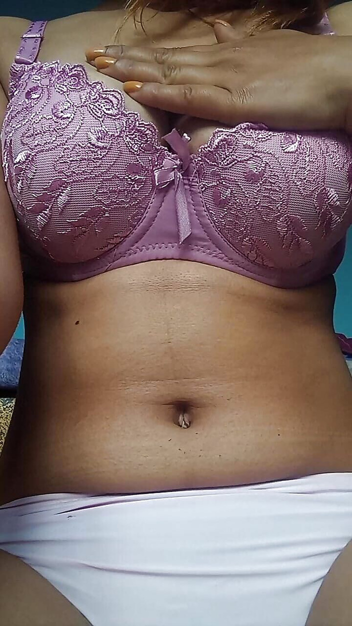 Kunjja: मैं मुश्किल से अपनी चूत रगड़ता हूं