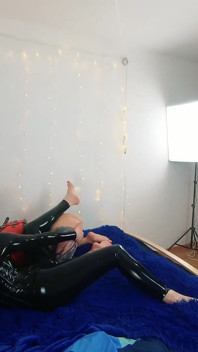 Dietro le quinte di belle ragazze fetish lesbiche che fanno video di sesso. Dominazione femminile positiva, gioco sessuale, lattice e pelle