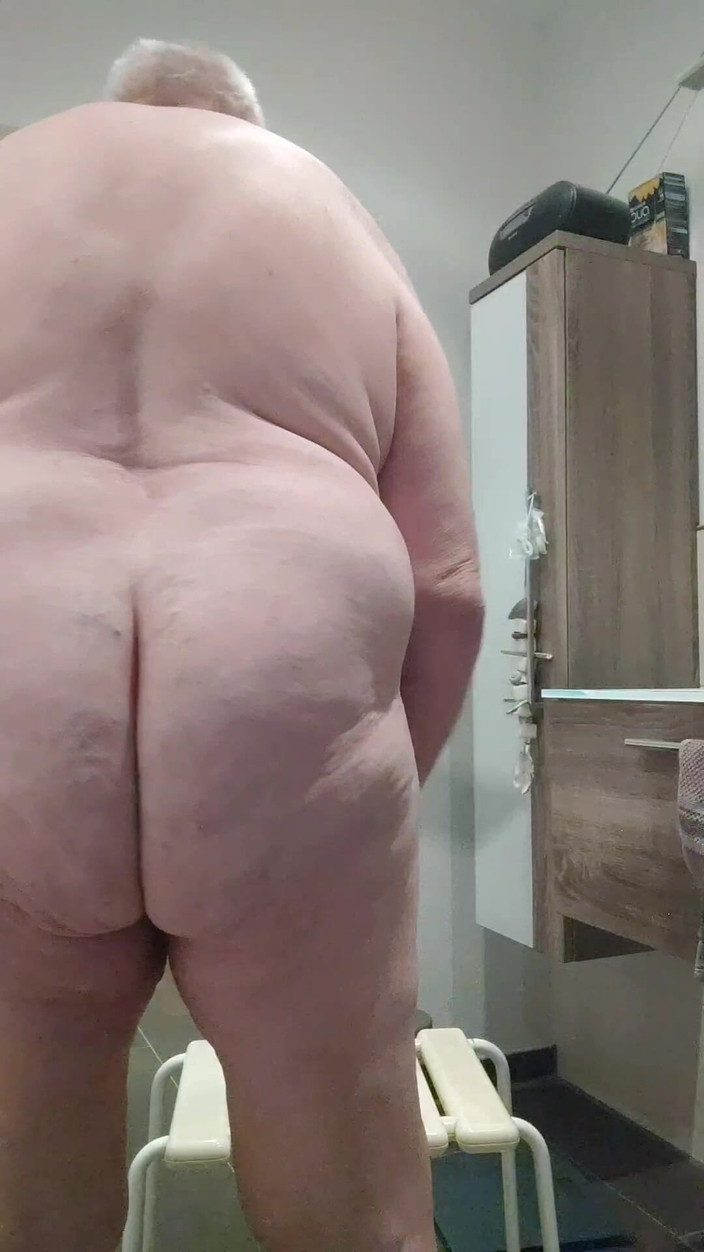 Karlchengeil: 욕실에서의 더러운 게임