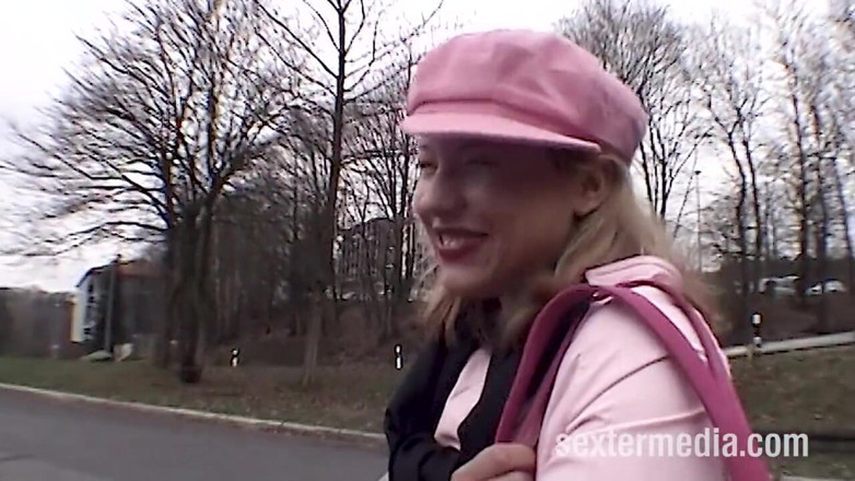 Sextermedia by Pete: Hamba blonde Vanessa dikunci di tingkat dasar