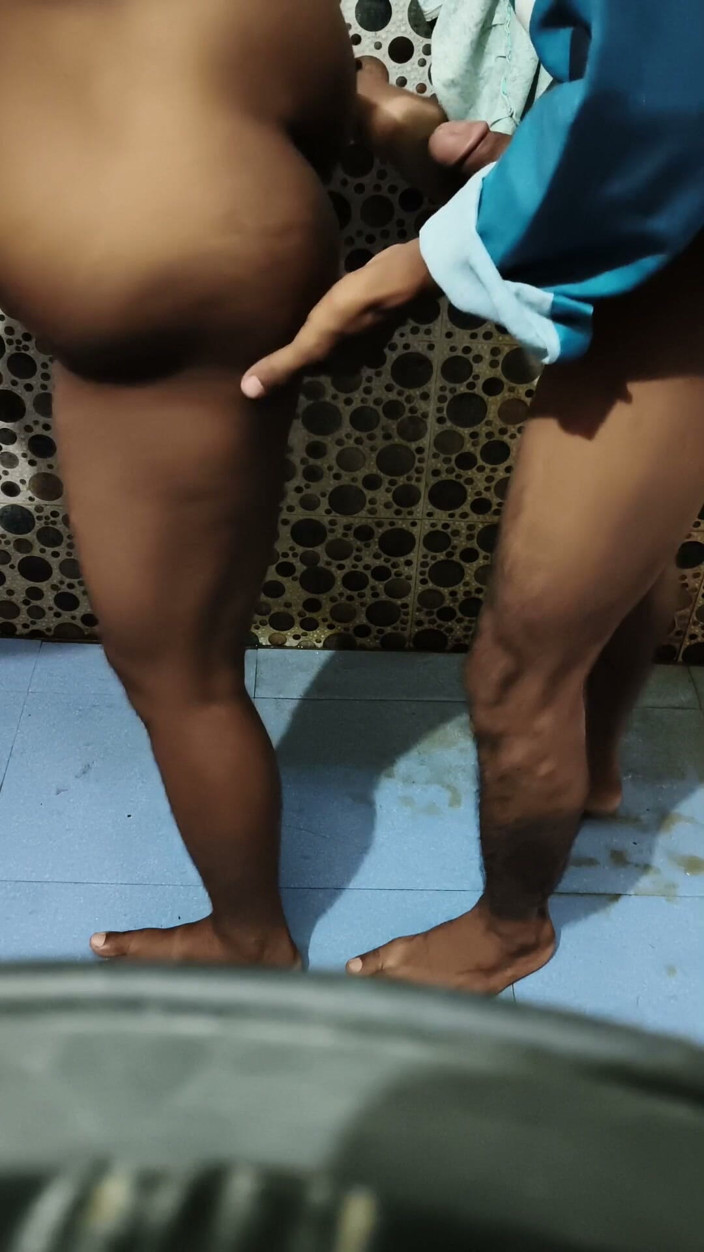 Amina begum: Amigo esposa en el baño a la mañana sexo al...