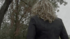 Inthe MILF room: Alessia Donati werpt in het park met laatste plas