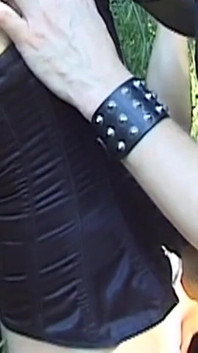 Corseted morena milf gosta de devoção oral mascarada ao ar livre