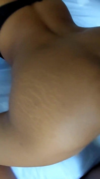 El padrastro me dijo que entrenara a mi hermanastra para un trío - así que usé un consolador realista para ello - Sexy Brownis