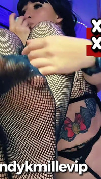 seksi adhovastr pahni gothik beb bare dildo aur apni gand men plag ke saath hastamaithun karti hai