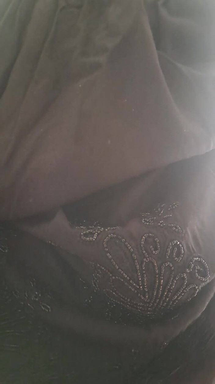 Mommy big hairy pussy: बालों वाली चूत दिखाने के लिए पोशाक को ऊपर खींचना