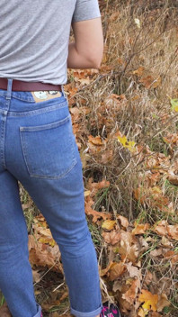 MILF in blue jeans neckt im freien ihren erstaunlichen arsch