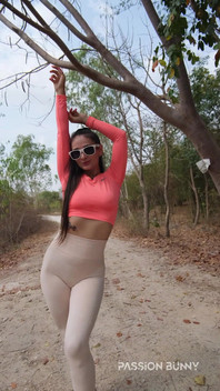 Kráska Chodí a Baví Se V Lese - Připojme Se