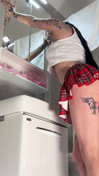 Hermosa morena con grandes tetas en el baño toma su tanga de satén rojo para mostrar su apretado coño carnoso y culo desnudo