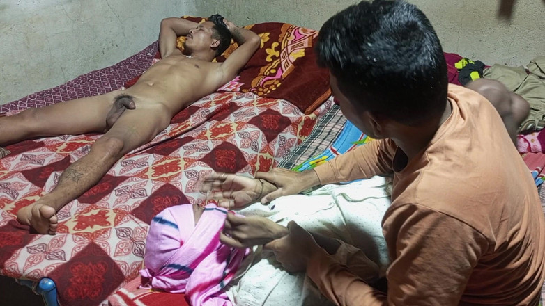 Indian Hijraji: 人妖的屁股被她的两个男朋友性交