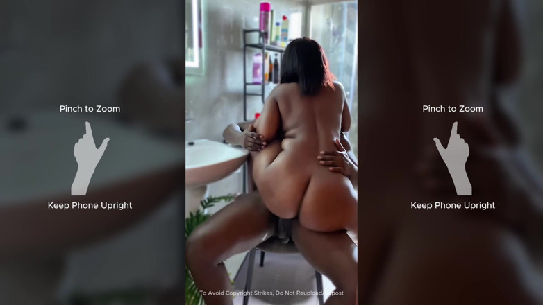 Afrocummy: バスルームでのクイックセックスと膣に射精