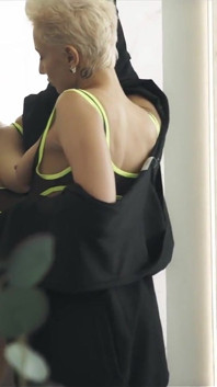 短发女同性恋熟女自慰