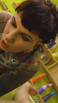 Dövmeli alt genç kız gırtlağına kadar alıyor ve serseri erkek arkadaşı tarafından yüzünü sikiyor bakış açısı - ıslak sakso ve yüze boşalma