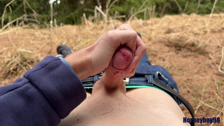 Horneyboy98: Twink Wixt Zijn Grote Lul Buiten In De Natuur