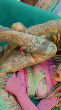 Trans Dark deixa pornô pela primeira vez com casal fortemente tatuado. Caixa eletrônico, facial
