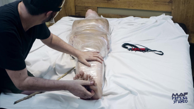 MAF fetish studio: Gabriela en momificación con plastic wrap, azotes, bastinado y cosquillas