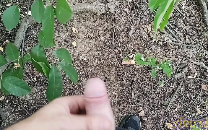 Amreis: Hård avrunkning i skogen. Dunkande och massor av sperma